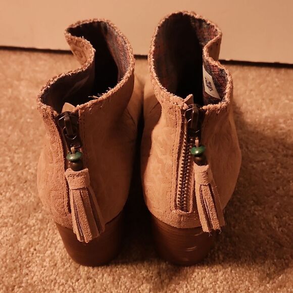 Toms Women's "Leila" Tan Suede Embossed Oxford Ankle Boots Size 10 - Picture 5 of 11